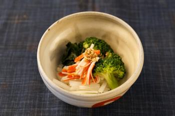 おすすめ旬の野菜料理（ブロッコリーと大根のごま酢）