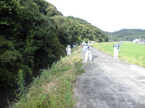 コミセン川作業中