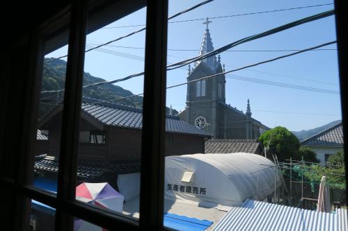 みなと屋（窓から教会）