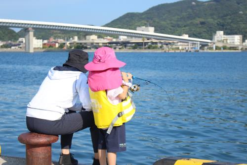 親子で釣り中