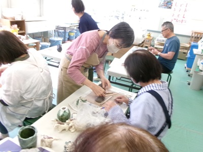 陶芸教室でシーサーづくり