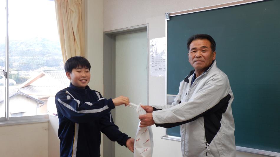 20260119キーホルダー贈呈式 (17)