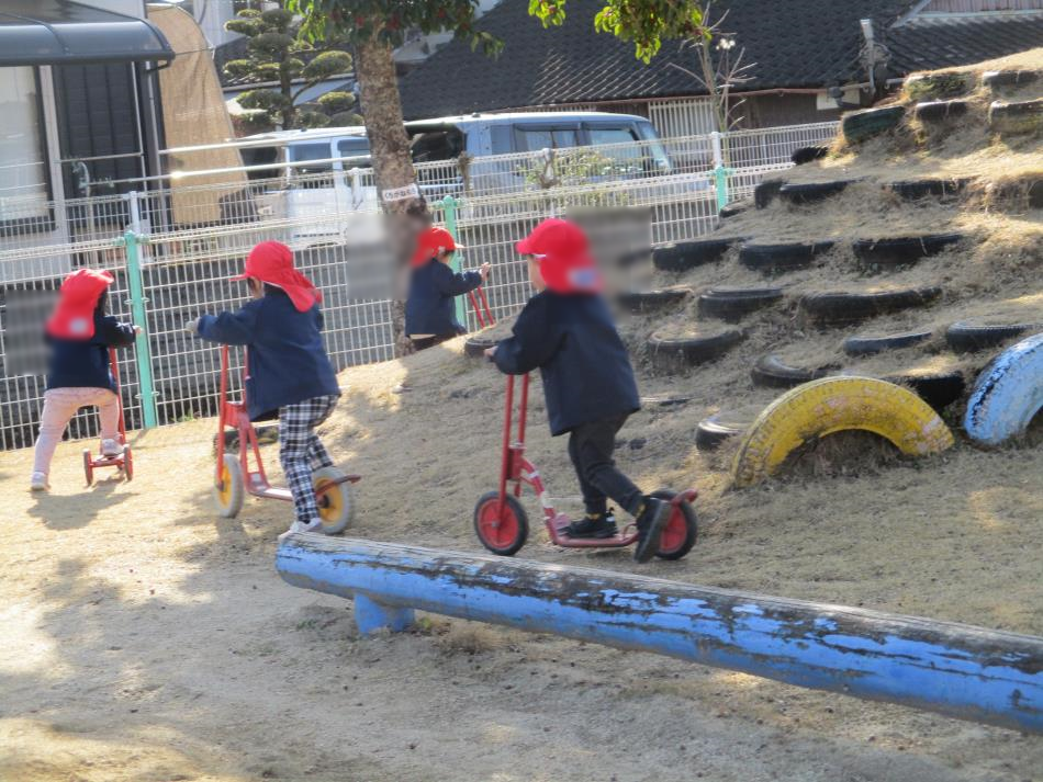 スクーターで配達ごっこ（R８　３歳児　１月）