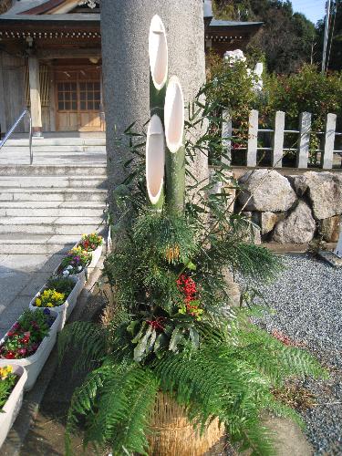 春日神社門松アップ