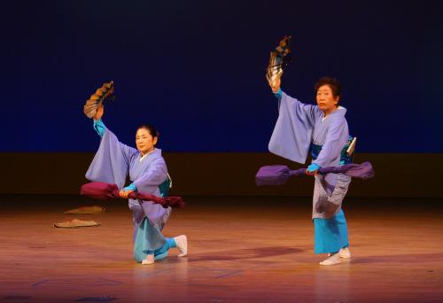 芸能祭日本舞踊を披露