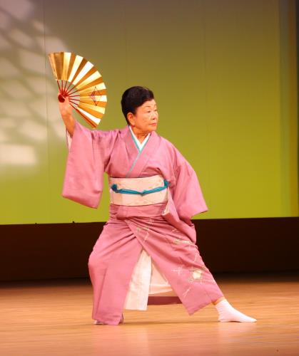 芸能祭日本舞踊を披露２