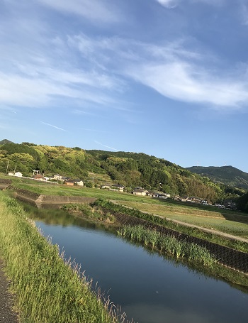 川と空