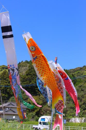 オレンジ色の大きな鯉のぼり