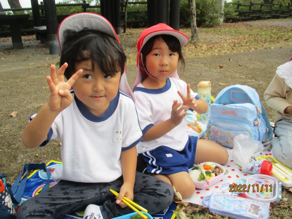 秋の遠足　お弁当おいしいね（ばら）