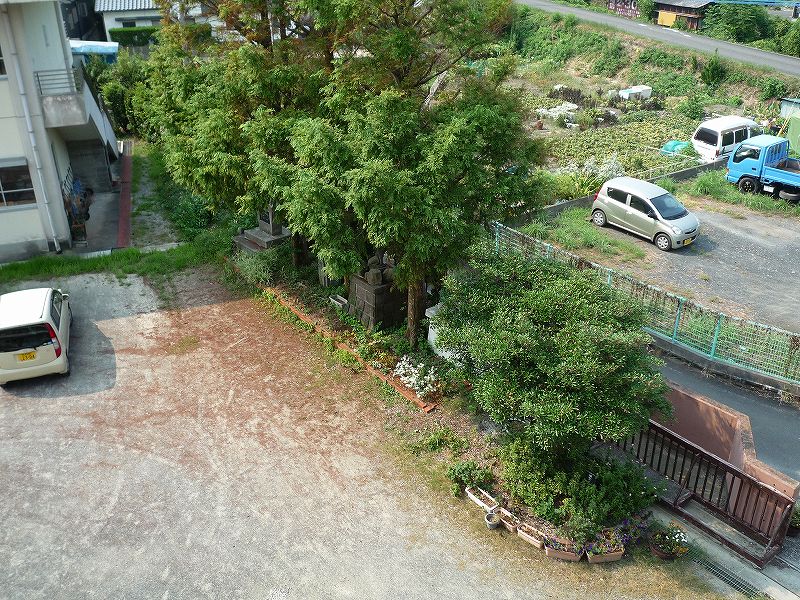 魚貫小2階から中庭（記念碑）