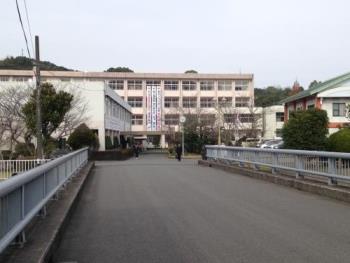 天草高校図南橋正門から