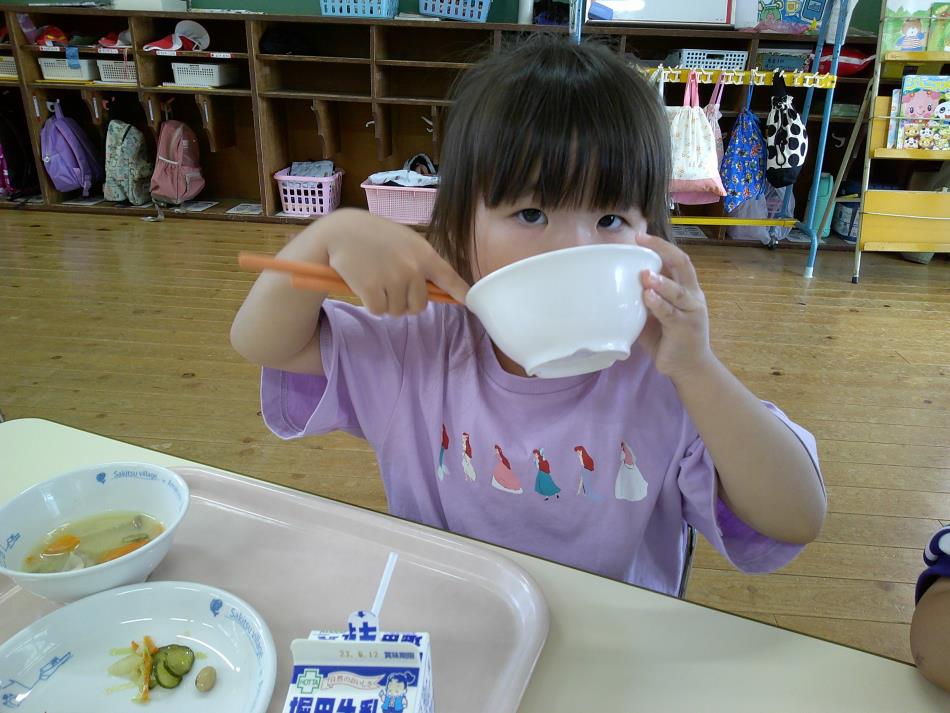 給食モリモリ食べるよ（ばら）