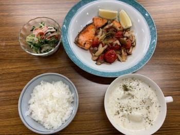 メニュー組合せレシピ（鮭のきのこガーリック焼き、かぶのミルクスープ、水菜のごま風味