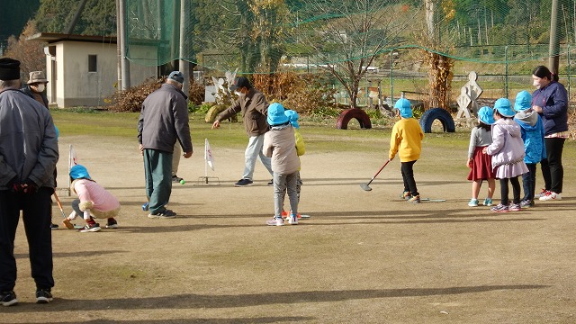 園児と老人会メンバーの交流