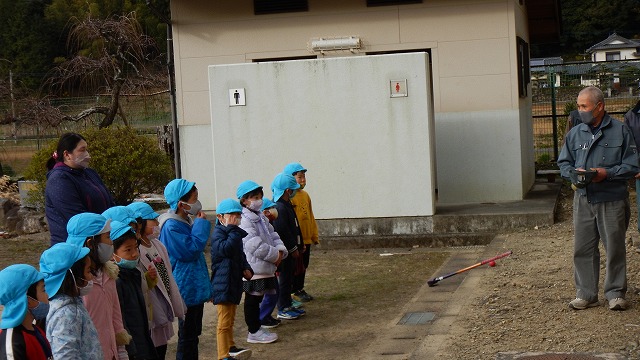 園児と老人会メンバーの交流