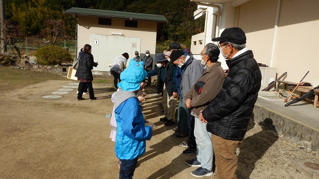 園児と老人会メンバーの交流