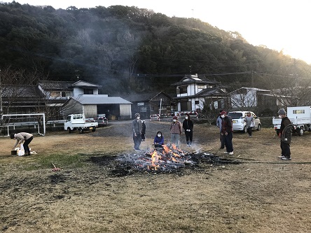 鬼火に当たる人々