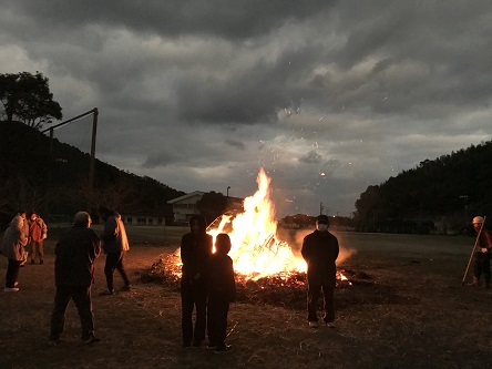 鬼火を囲う夜明け