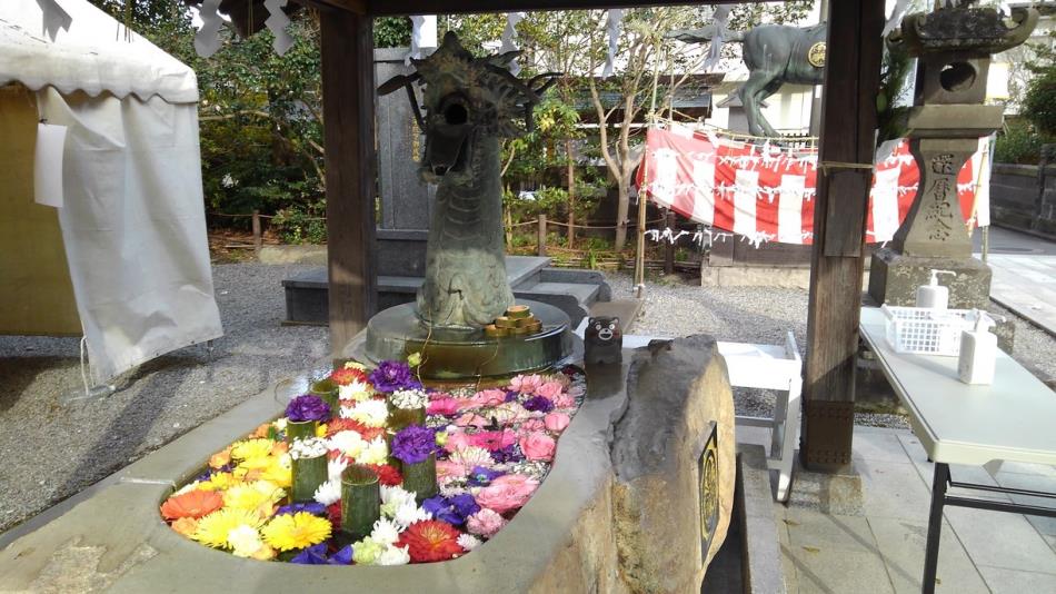 諏訪神社手水鉢　１