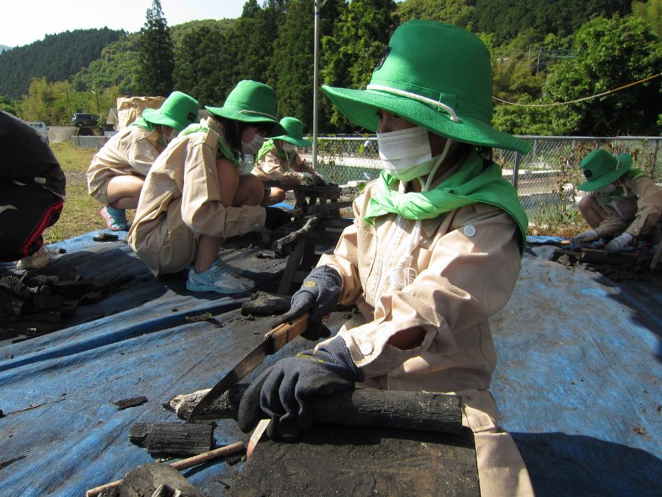 小学校炭焼き