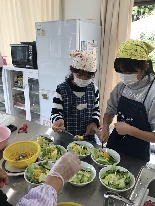 コーンとレタスのサラダ
