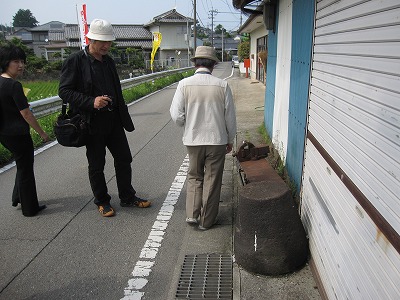 さりげなく御領石の臼が