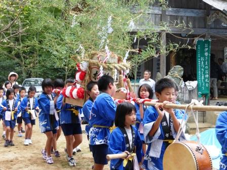 子ども会による子ども御輿