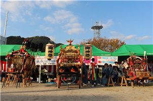 三社祭り　左から魚貫・牛深・久玉の神輿