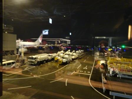 夜の成田国際空港