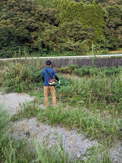 河川清掃事前草刈り作業9月 (1)