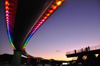 夕方のライトアップ　ハイヤ大橋
