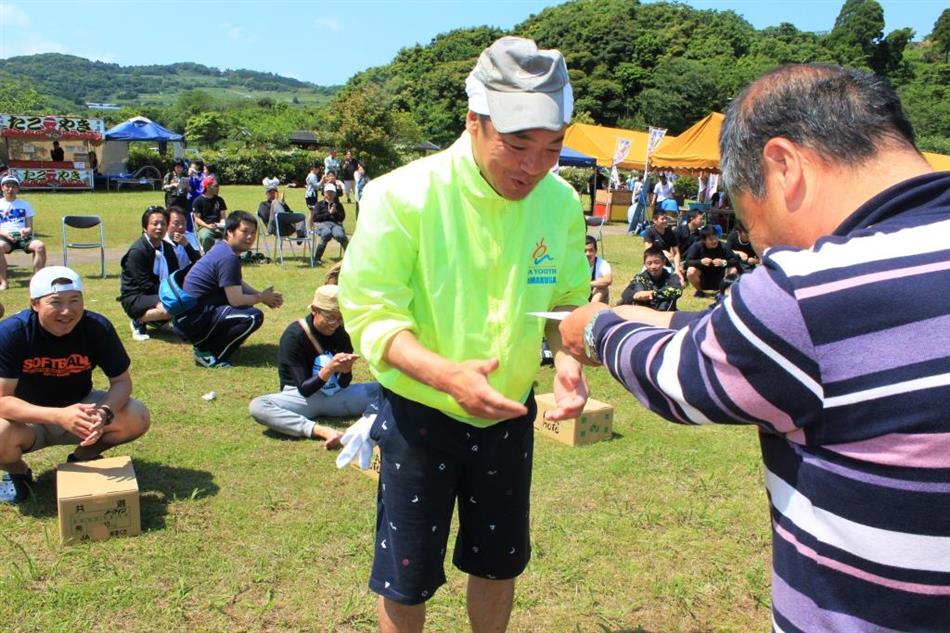 17H30ジャガジャガ祭いかだレース表彰(チームスペアリブ)3位