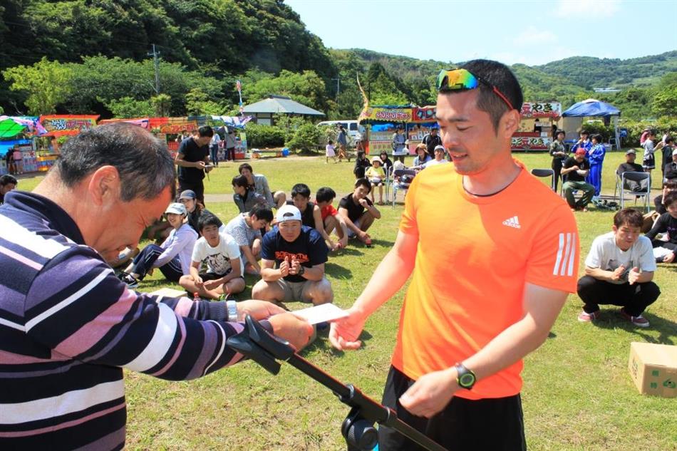 15H30ジャガジャガ祭いかだレース表彰(マッデハヤカ)1位