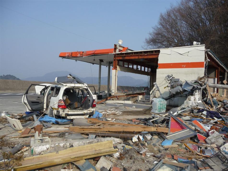 ⑤破壊されたガソリンスタンドと自動車