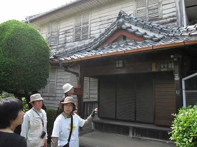 武家屋敷の玄関の構えとフランス窓がある和洋折衷のお宅。以前は病院として多くの人が訪れていた