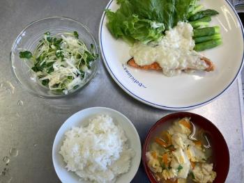 メニュー組合せレシピ（鮭のクリームソースかけ、豆腐と人参のたまごスープ、大根ほたてサラダ）