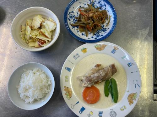 組み合わせレシピ(豚肉のきのこ巻きミルク煮、白菜とりんごクルミのサラダ、ごぼうとさつま芋のきんぴら)