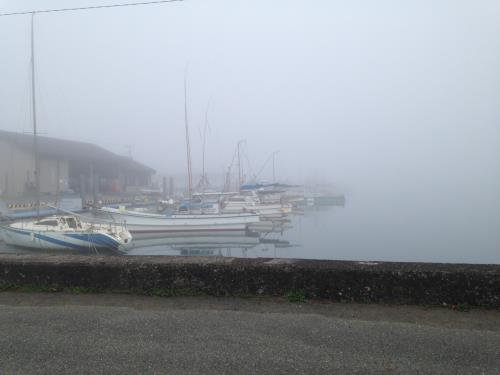 濃霧の佐伊津漁港