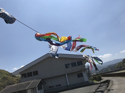 駐車場鯉のぼり後　１