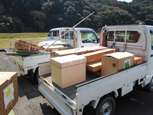 雛を積んだ車